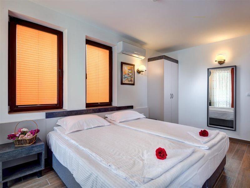 Panorama Blue Family Hotel And Free Parking Nesebar Bagian luar foto